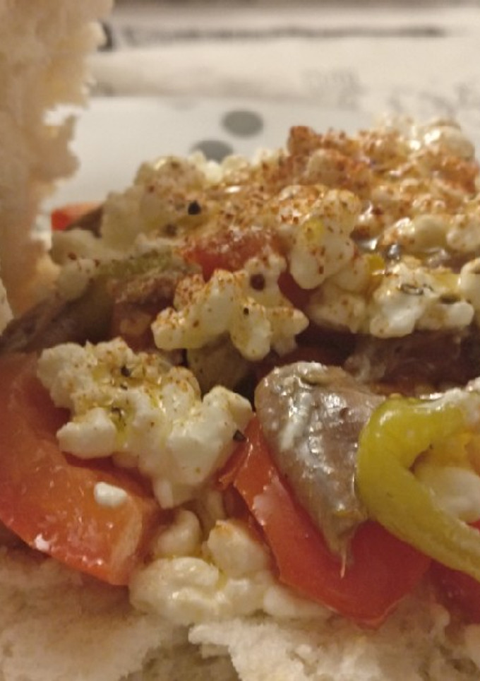 Una foto de Bocadillo de tomates, ricotta, anchoas y guindillas
