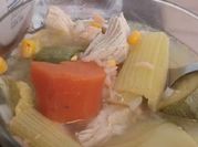Una foto de pollo con calabaza y chayote