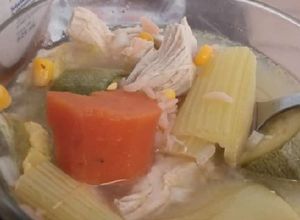 Una foto de Caldo de pollito