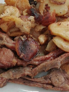 Una foto de Cabrito y patatas al ajillo