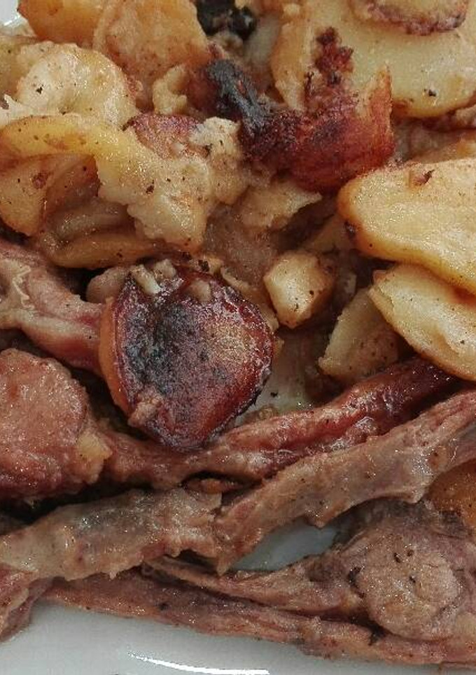 Una foto de Cabrito y patatas al ajillo