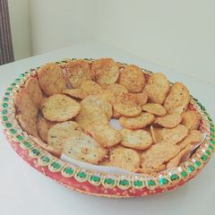A picture of Aloo mathri.