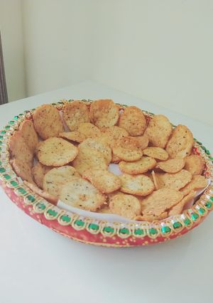 A picture of Aloo mathri.