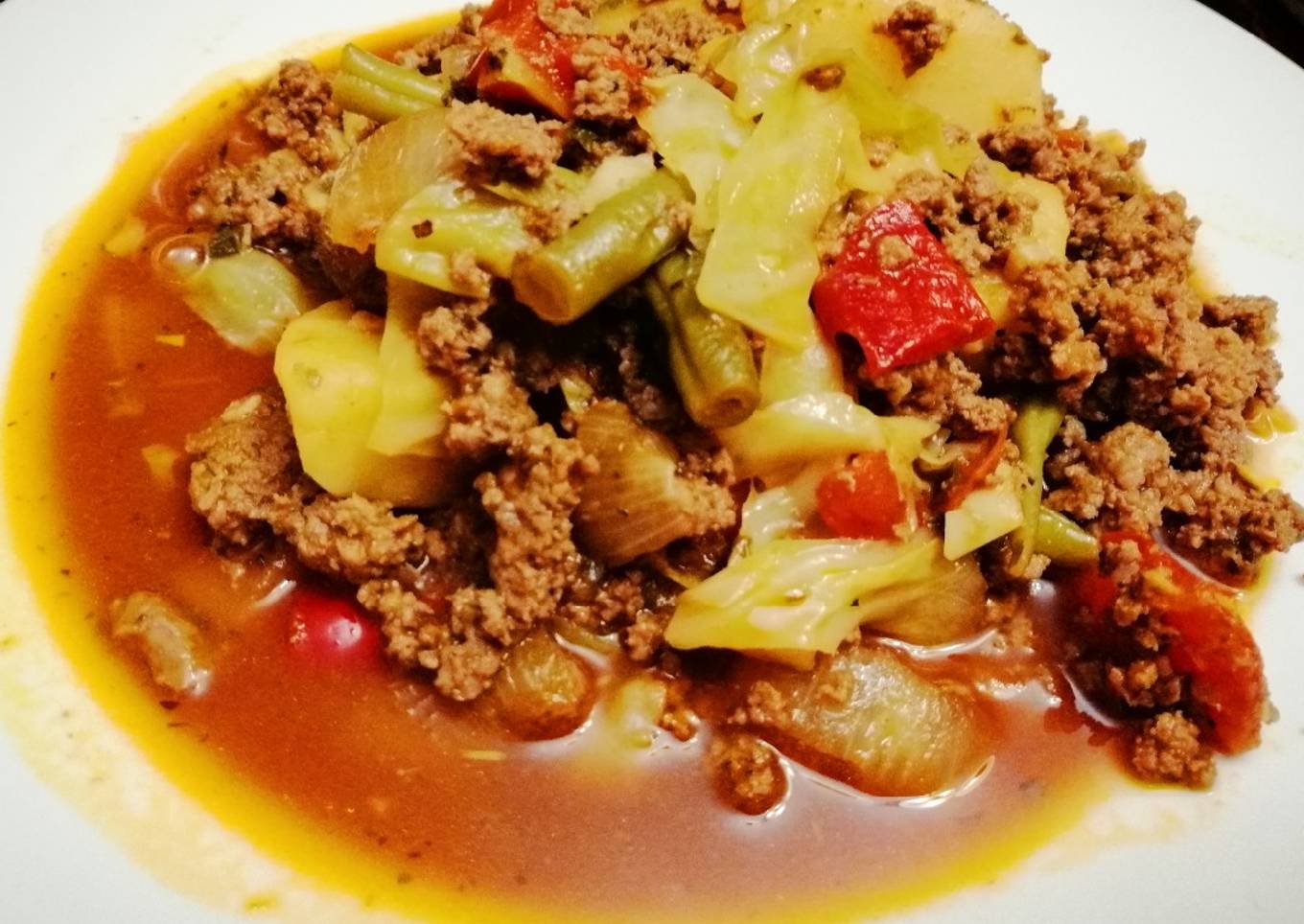Volteado de Papas y Ahogado de Carne molida de Res y Repollo