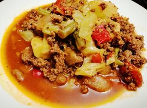 Una foto de Volteado de Papas y Ahogado de Carne molida de Res y Repollo