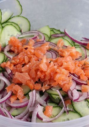 Una foto de Ensalada de pepino con salsa de soja y queso