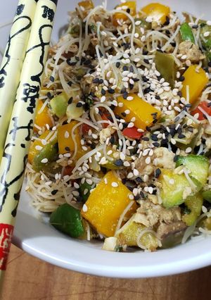 Una foto de Pad thai (versión uruguaya)