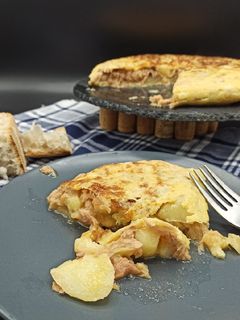 Una foto de Tortilla de patata rellena de atún