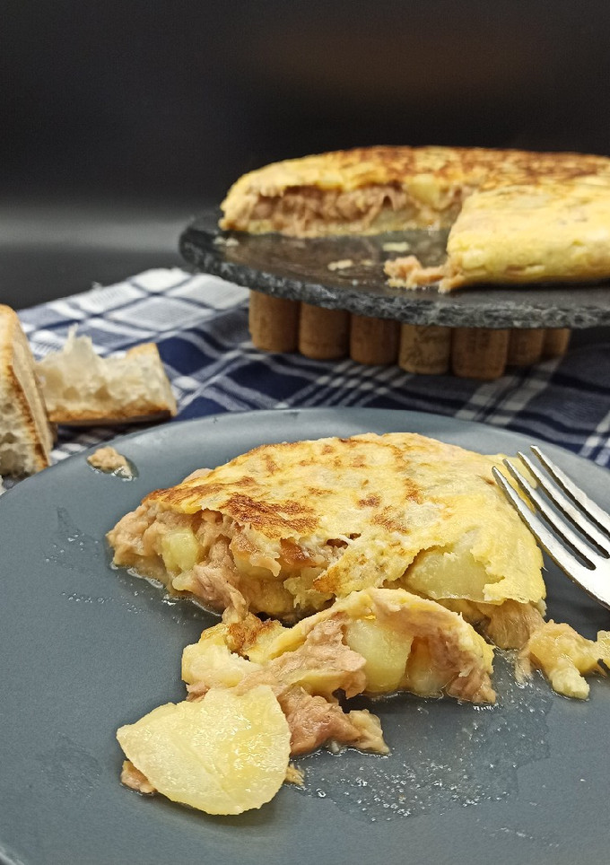 Una foto de Tortilla de patata rellena de atún