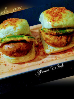वड़ा पाव (Vada pav recipe in hindi) रेसिपी मुख्य फोटो