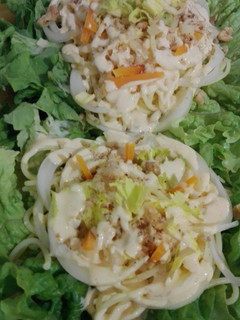 Una foto de Ensalada de pasta y avellanas