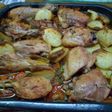 Pata muslo y pechugas de pollo con papas sobre colchón de verduras..