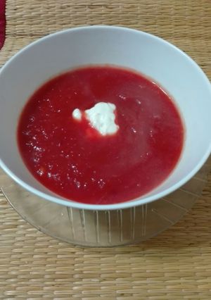 Una foto de Sopa crema de remolacha, apio y calabaza