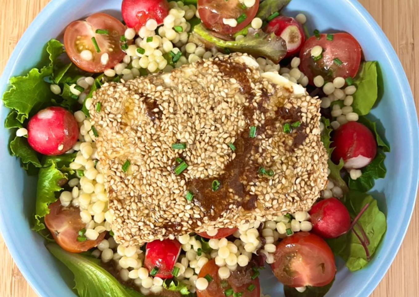 Salade de couscous perlé et sa fêta rôtie au sésame