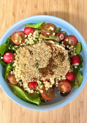 Une photo de Salade de couscous perlé et sa feta rôtie au sésame