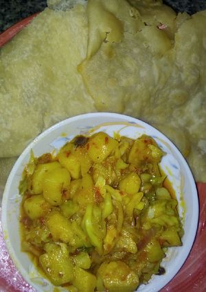 A picture of Gurasar larabawa with potatoes and cabbage sauce.