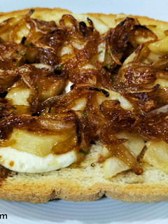 Una foto de Tosta de cebolla, pera y queso Skyr en freidora de aire