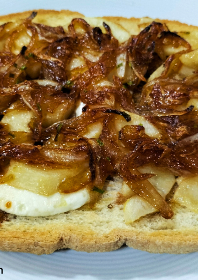 Una foto de Tosta de cebolla, pera y queso Skyr en freidora de aire