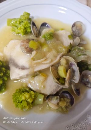 Una foto de Pez espada en salsa de coliflor de romanesco