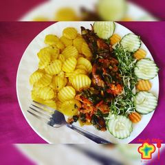 A picture of Fried potato, chicken sauce and salad.