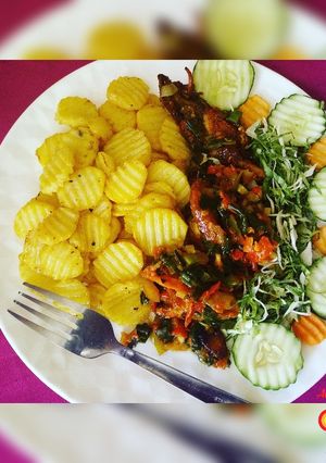 A picture of Fried potato, chicken sauce and salad.