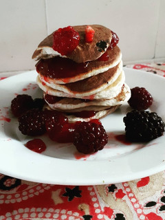 Una foto de Panqueques de avena y frutos rojos 🥞🍒