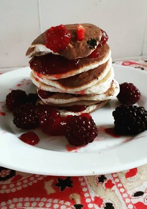 Una foto de Panqueques de avena y frutos rojos 🥞🍒
