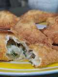 Empanada de Cebolla, queso muzzarella y verdeos