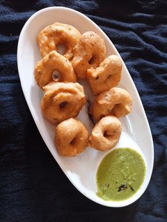उडीद वडा (udid vada recipe in marathi) रेसिपी चे मुख्य फोटो 
