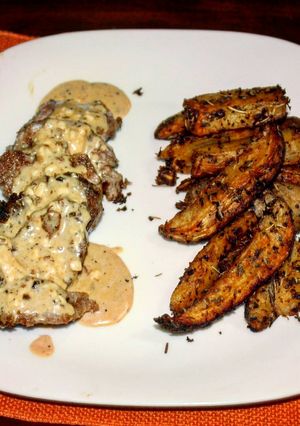 Una foto de Solomillo de cerdo con salsa crema gruyere con papas rústicas