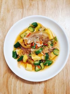 Hình của món Tai heo trộn sốt chua cay.
