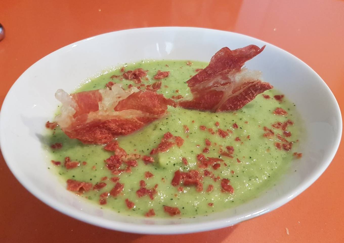 Gazpacho de calabacín y aguacate con crujiente de jamón.Thermomix