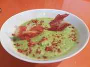Una foto de gazpacho de verano