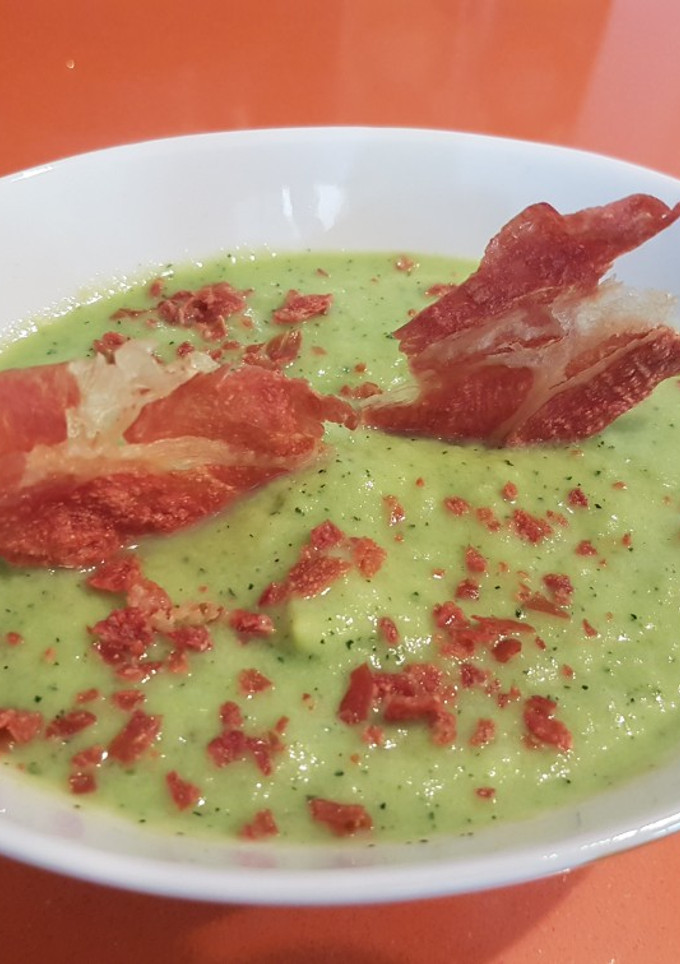 Una foto de Gazpacho de calabacín y aguacate con crujiente de jamón.Thermomix