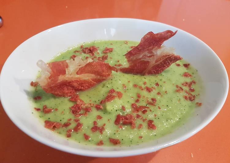 Gazpacho de calabacín y aguacate con crujiente de jamón.Thermomix