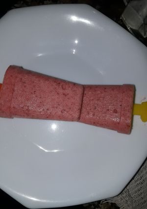 Una foto de Helado de frutilla y banana