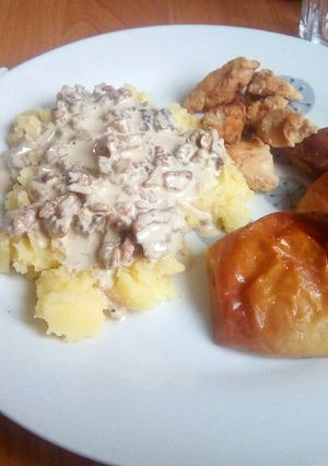 Csirke diós-tejszínes mártással, mézes sült almával recept fotója