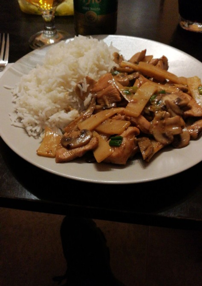 Una foto de Pollo con bambú y setas