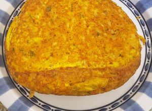 Una foto de Tortilla de zanahoria🥕🥚 (toque de queda)..
