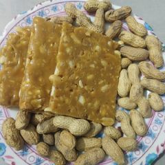 A picture of Peanuts chikki.
