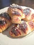 Cornetti sfogliati alla marmellata di fragole