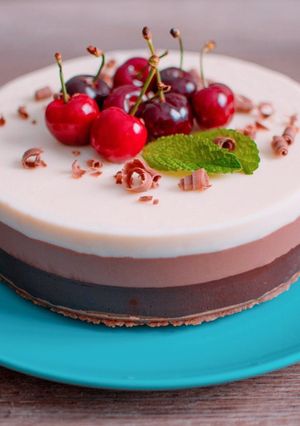 Foto principal de Tarta de tres chocolates con cerezas