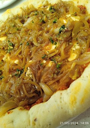 Una foto de Pizzas caseras con bordes rellenos 👌🏽🤤🍕