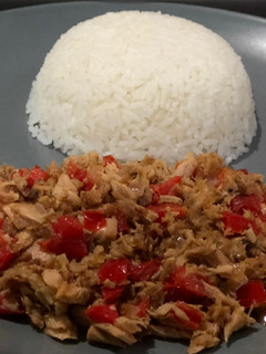 Una foto de Atún salteado con cebolla y pimiento