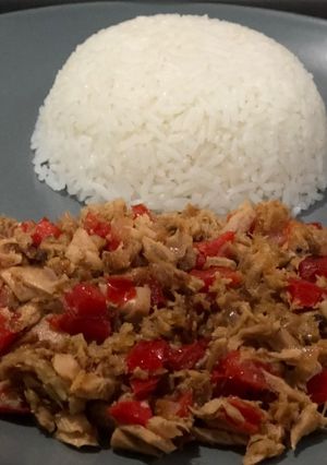 Una foto de Atún salteado con cebolla y pimiento