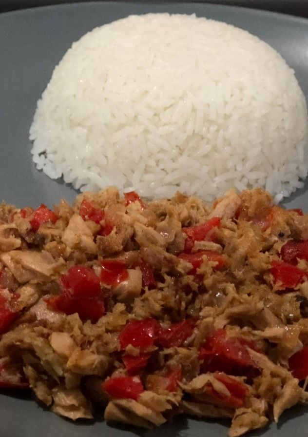 Una foto de Atún salteado con cebolla y pimiento