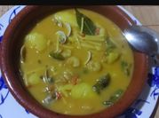 Una foto de sopa fideos azafran