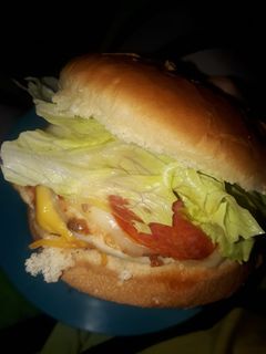 Una foto de Hamburguesa de pollo con peperoni