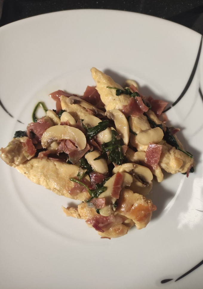 Una foto de Solomillos de pollo con jamón y espinacas