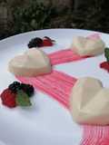 Panna cotta con coulis de frutos rojos, Jamaica y mezcal
